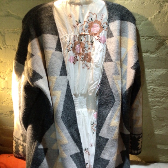 New! Aztec cardigan - Picture 1 of 3